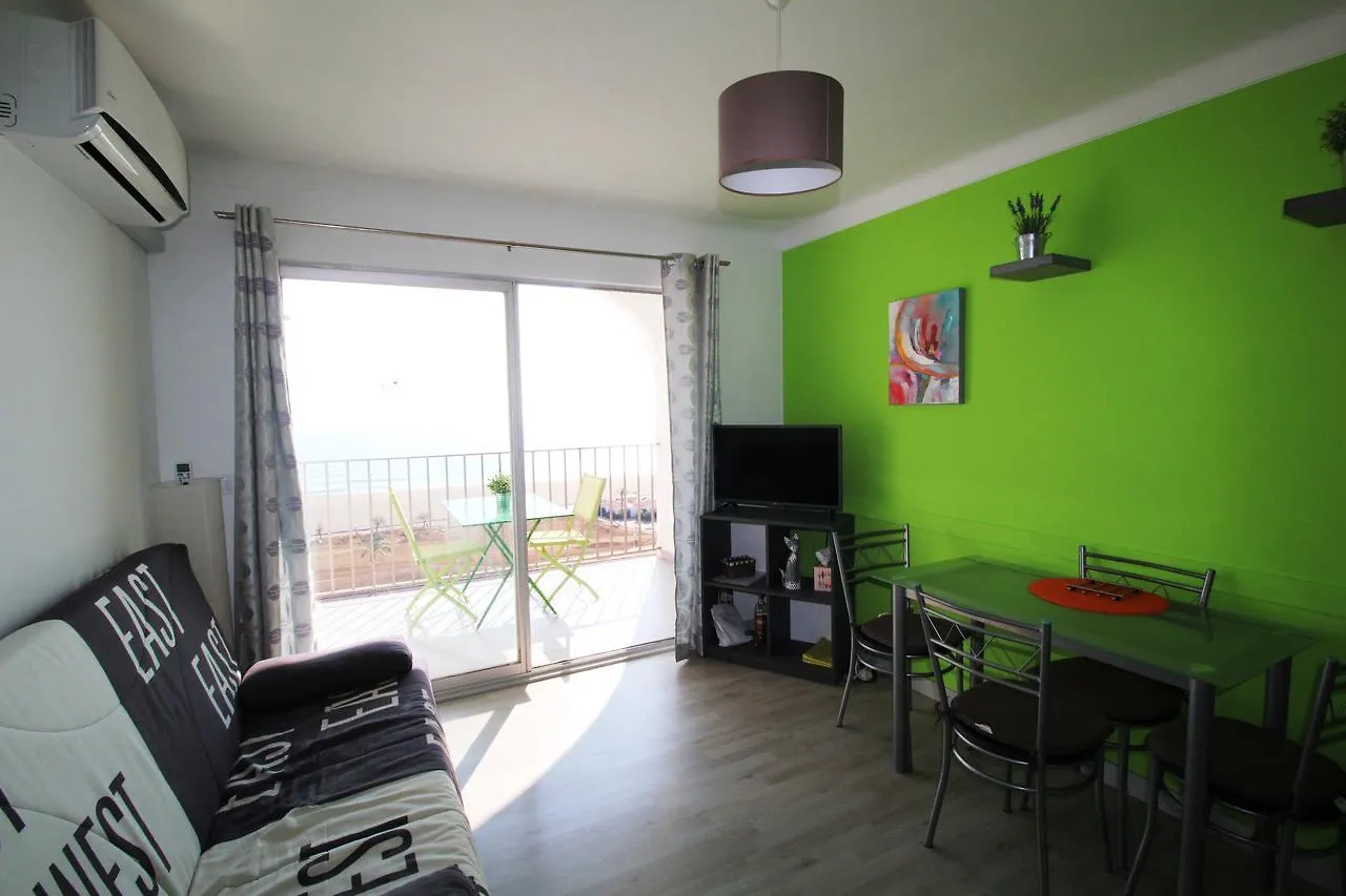 Sylvia: Beachfront Studio with Sea View Terrace Apartment Empuriabrava