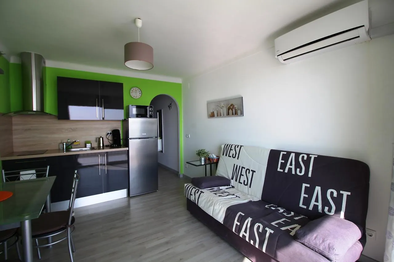 Sylvia: Beachfront Studio with Sea View Terrace Apartment Empuriabrava